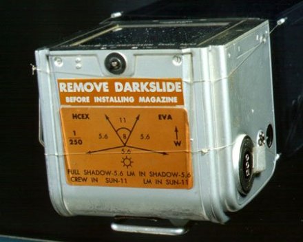 Respaldo cargado de película con las instrucciones para la exposición en sombra y sol sobre la Luna. 