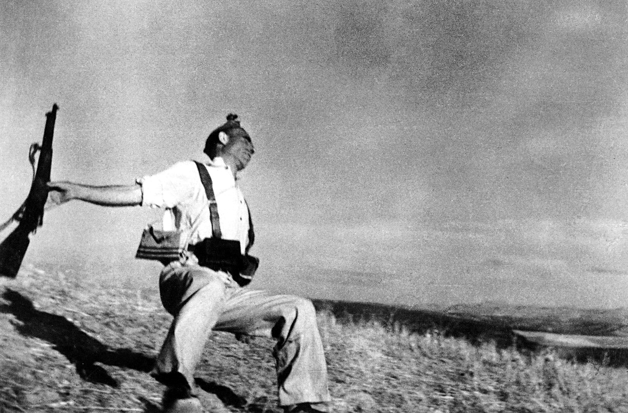 Miliciano caído en el frente. Robert Capa, 1936. 