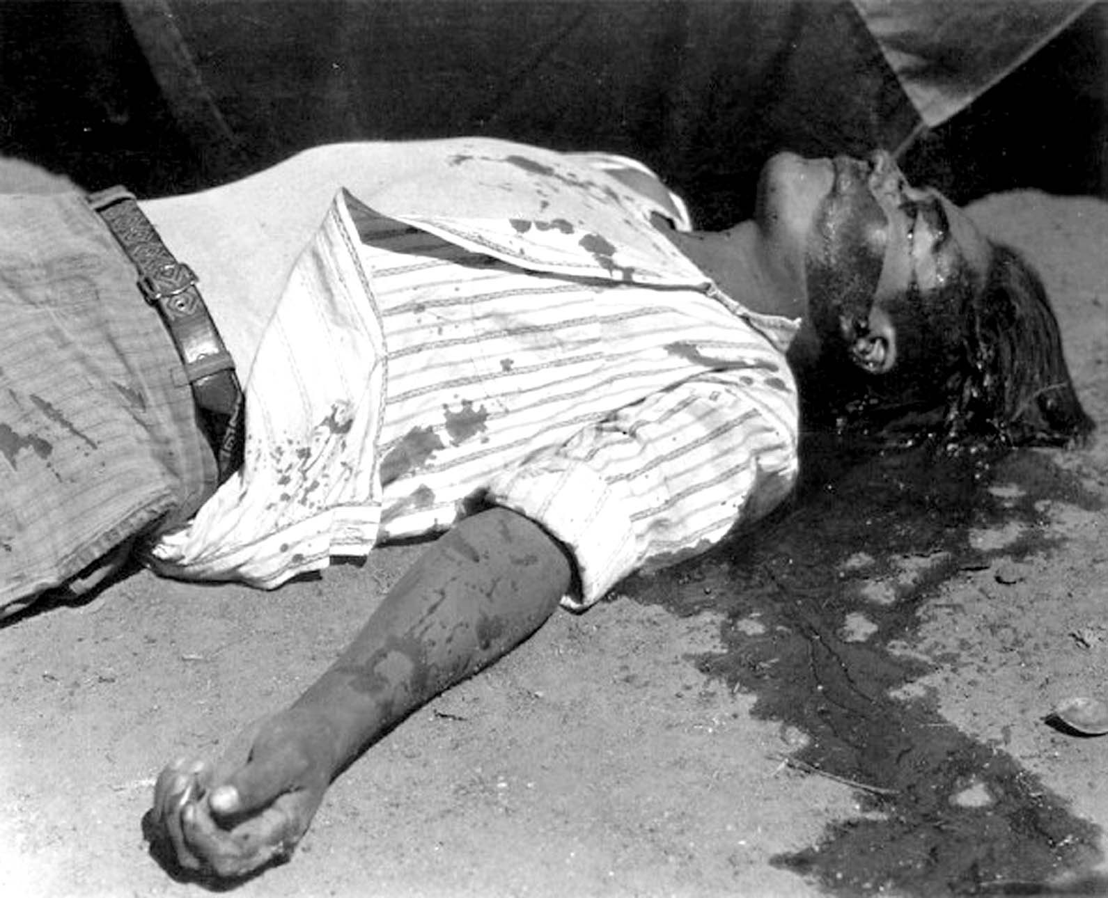 Obrero en huelga asesinado, Manuel Álvarez Bravo, 1934. El mayor precedente del cadáver como foto de autor en México. 